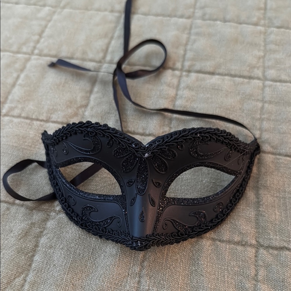 Halloween Elegant Black Masquerade Mask